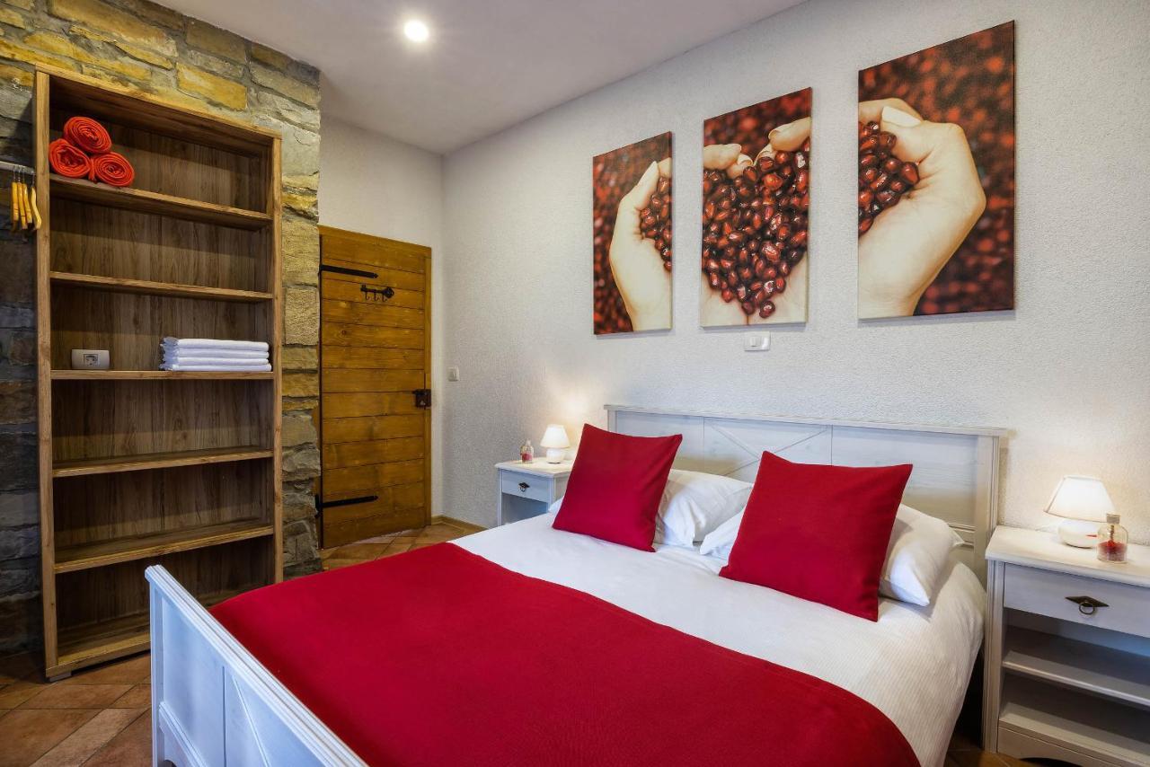 Touristfarm - Apartments "Red Fairytale" Marezige Exterior foto