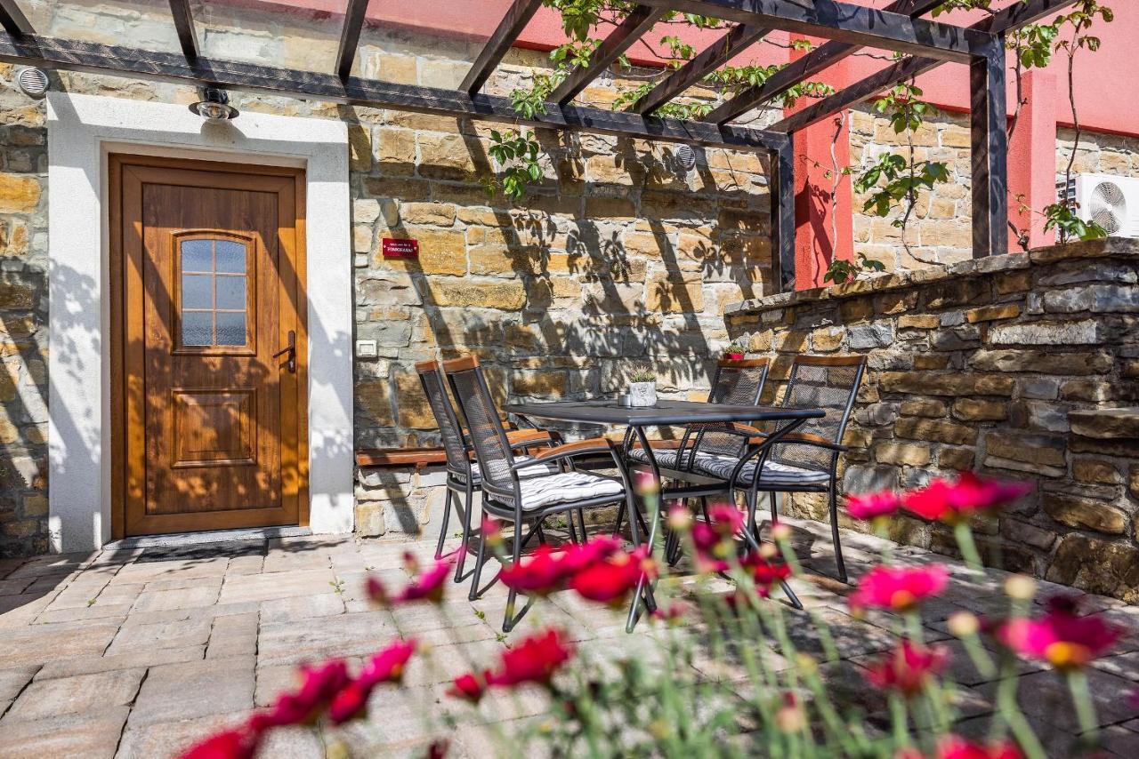 Touristfarm - Apartments "Red Fairytale" Marezige Exterior foto