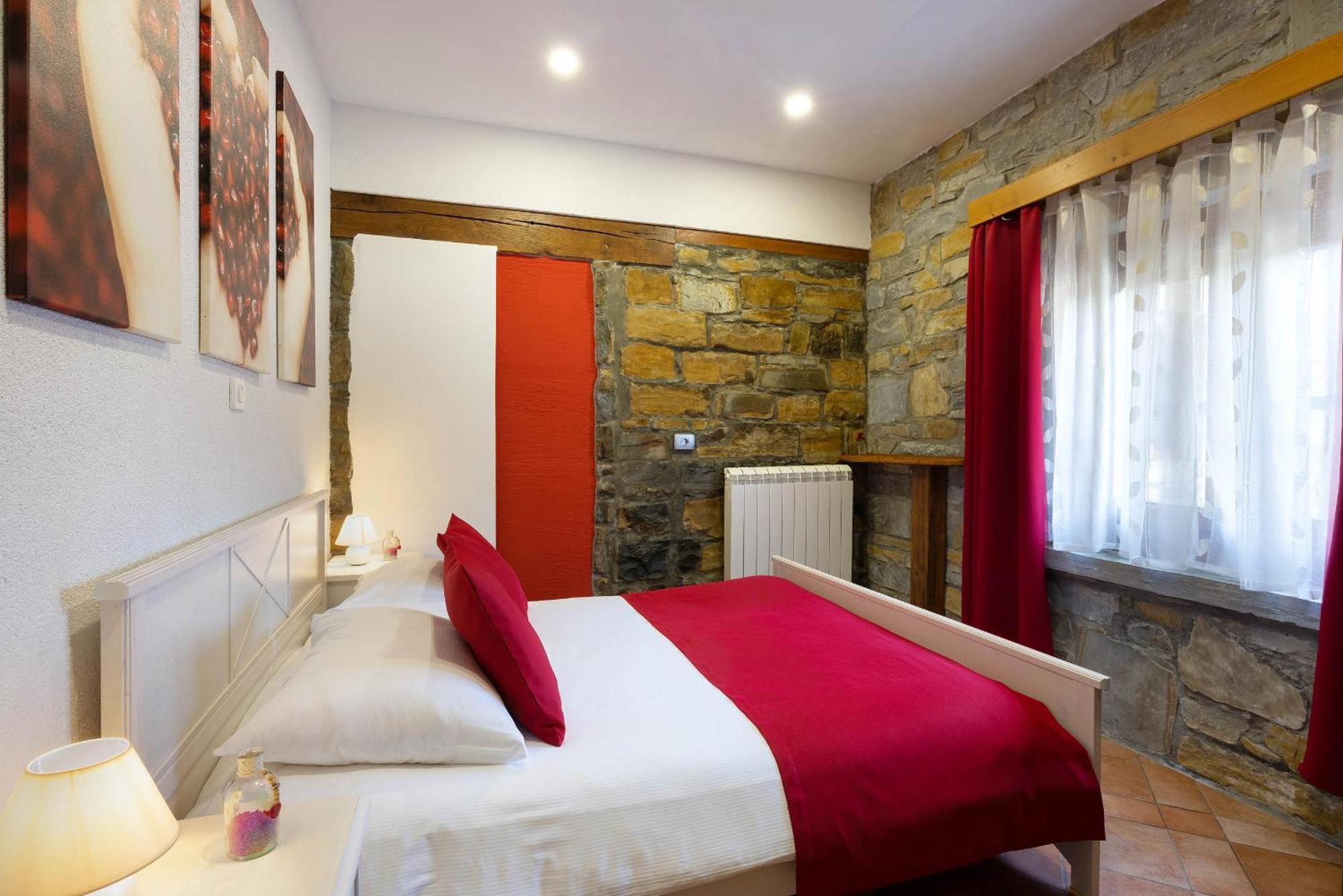 Touristfarm - Apartments "Red Fairytale" Marezige Quarto foto