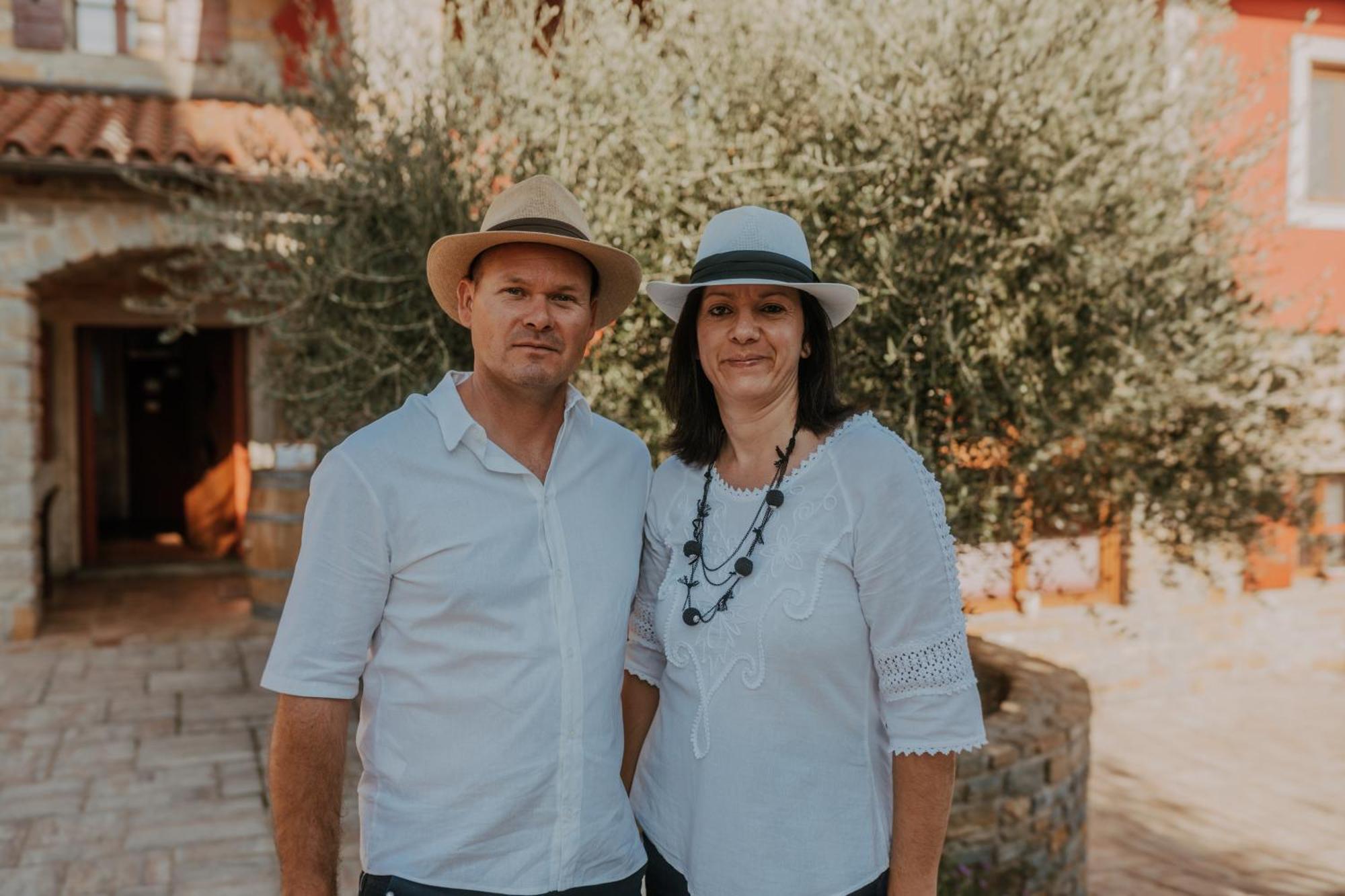 Touristfarm - Apartments "Red Fairytale" Marezige Exterior foto
